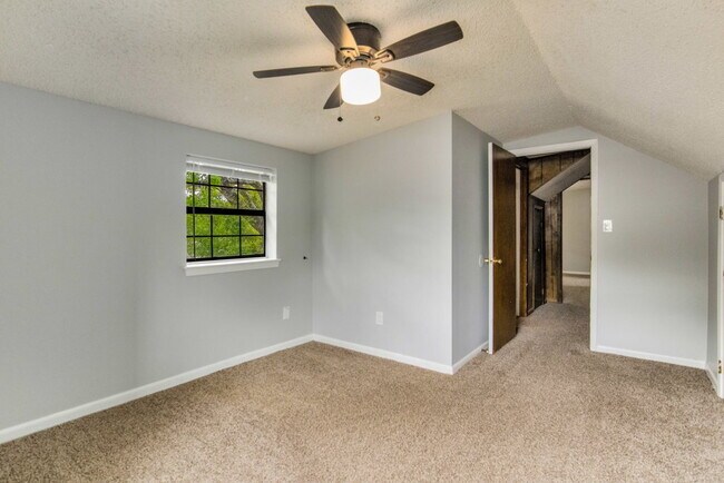 Building Photo - BRIGHT AND BEAUTIFUL DUPLEX CLOSE TO UWF!
