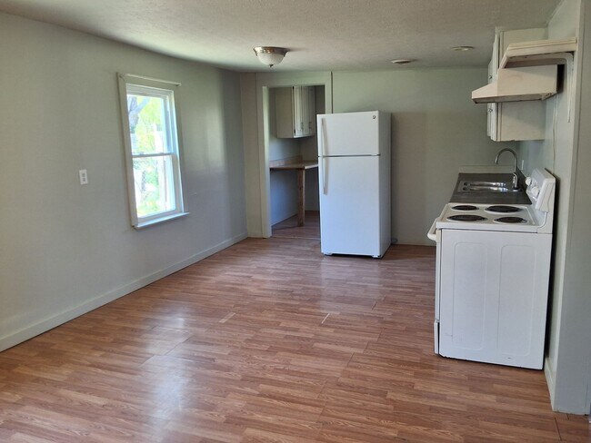 Building Photo - Charming  3 Bed, 2 Bath  House Located in Radcliff