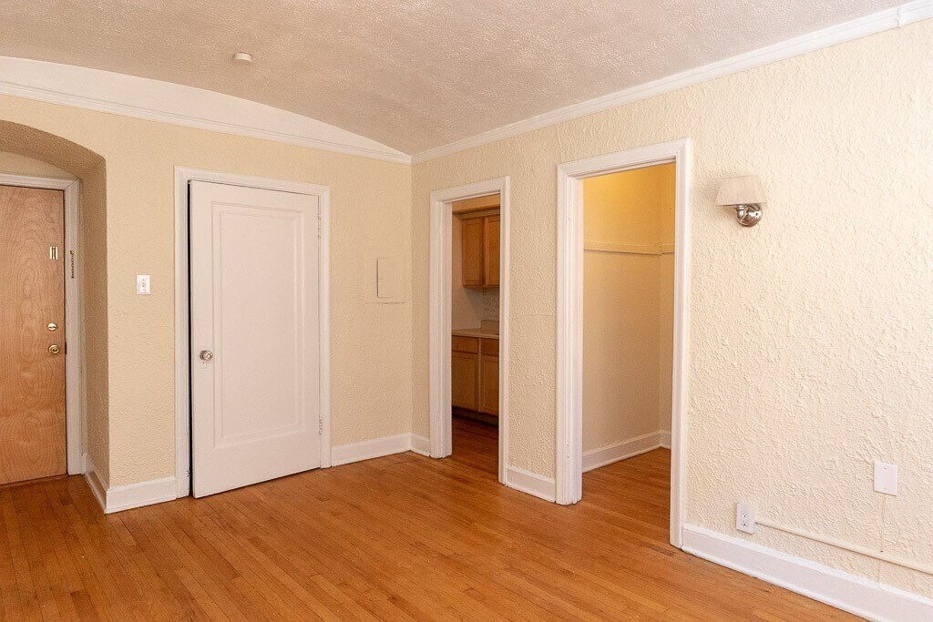 Building Photo - 556 W Arlington Pl