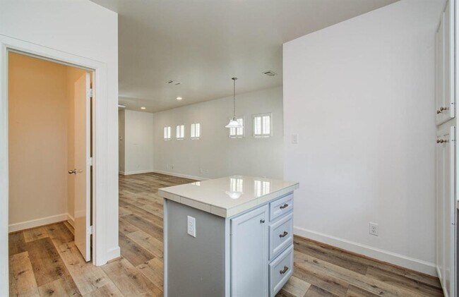 Building Photo - 624 E 39th St