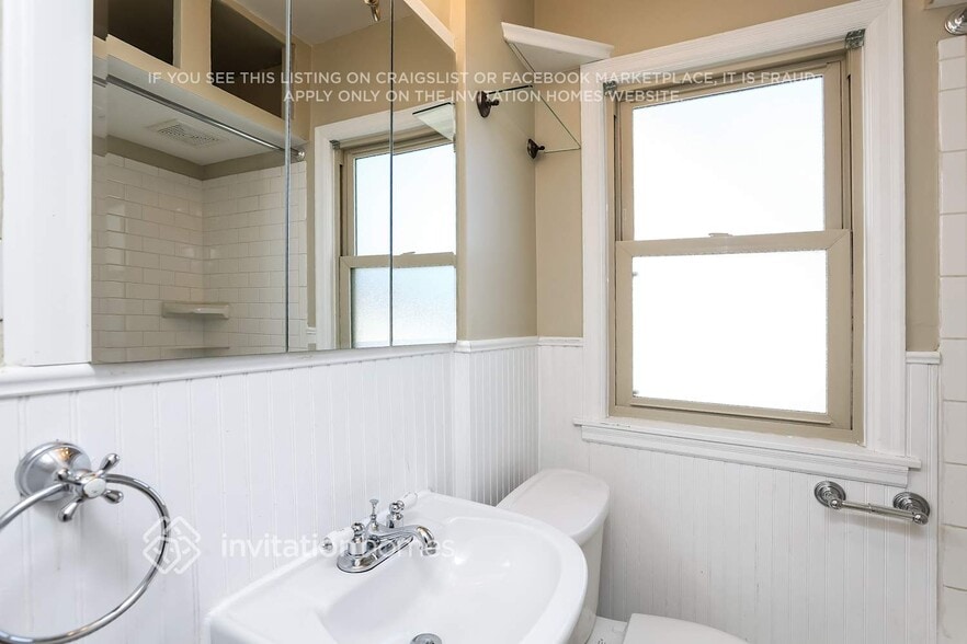 Building Photo - 1040 Geranium Ave E