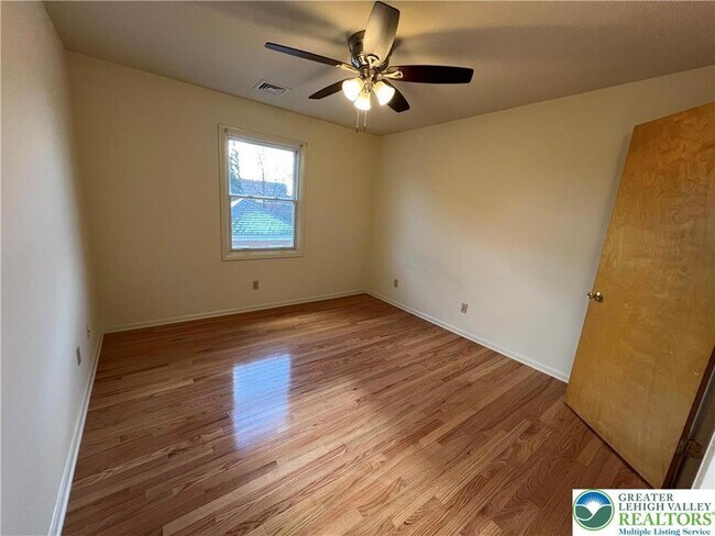 Building Photo - 2915 Schoenersville Rd