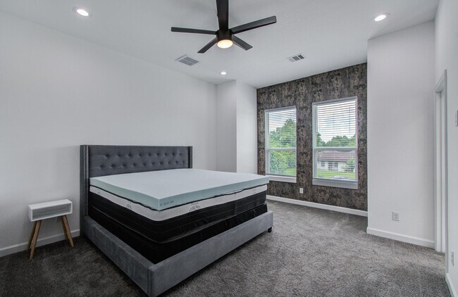 Building Photo - 5905 Crest Ct