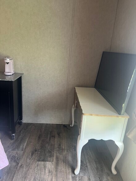 Vanity / desk - 126 Rolling Hills Dr