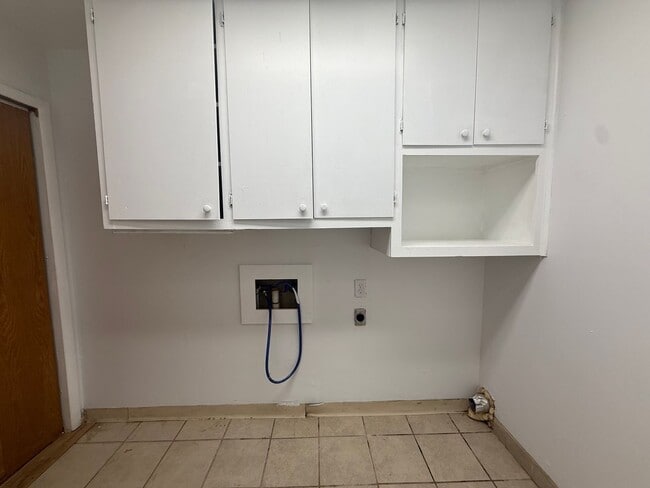 Building Photo - 4 Bedroom 2 Bathroom House Available NOW!