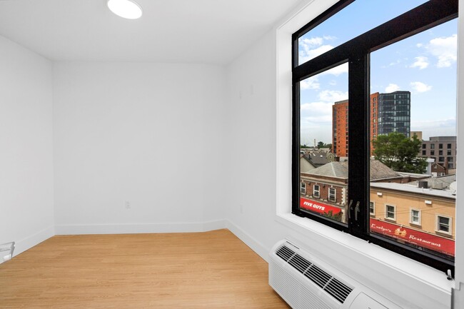 Building Photo - 50-52 Easton Ave