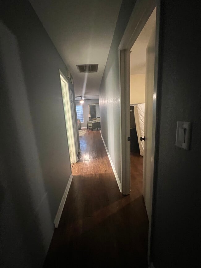 Halllway - 6959 Aberfeldy Ave N