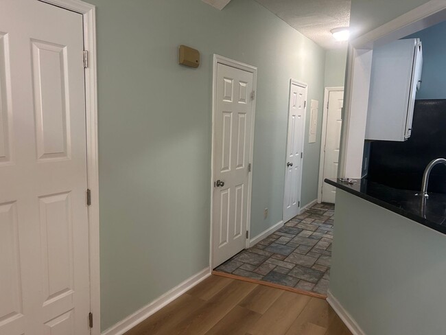 Building Photo - Charming 2BR Condo in Raleigh exelent loca...