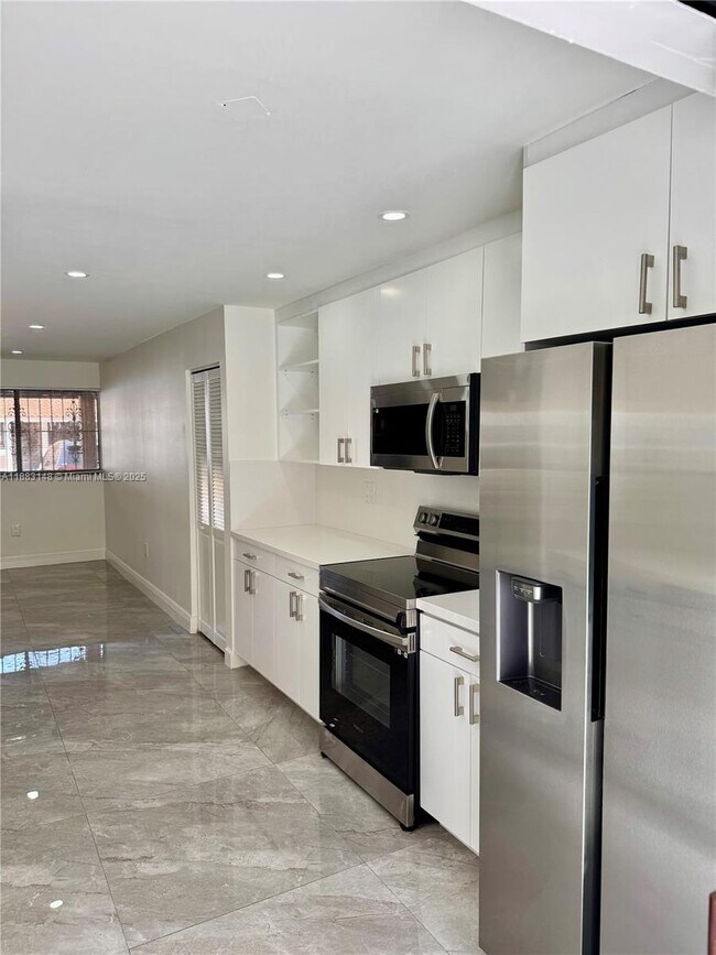 Building Photo - 2740 W 61st St