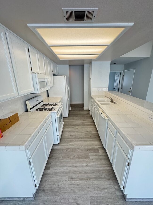 Building Photo - Welcome to Your New Home: Stunning Apartments in Monrovia