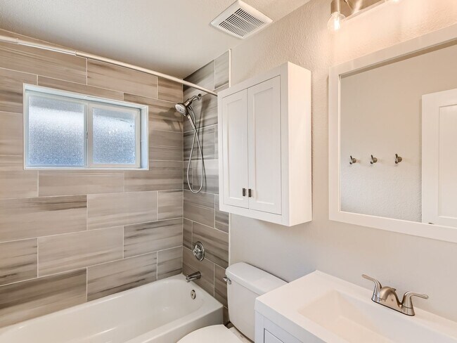 Building Photo - Hale neighborhood duplex with a large pati...