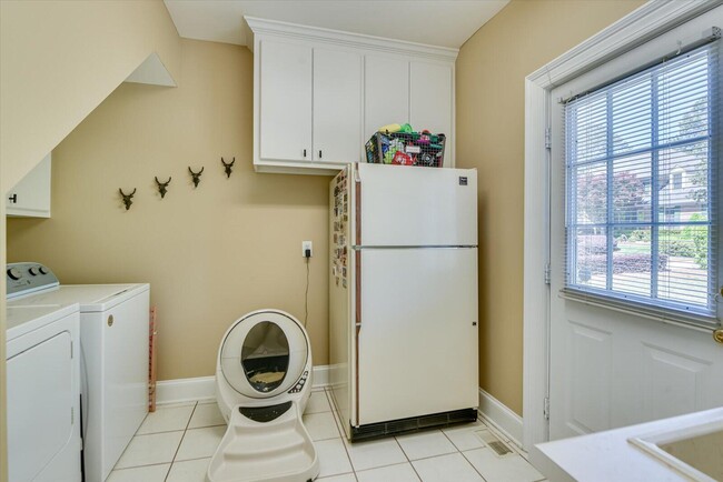 Building Photo - 211 Kestwick Dr W