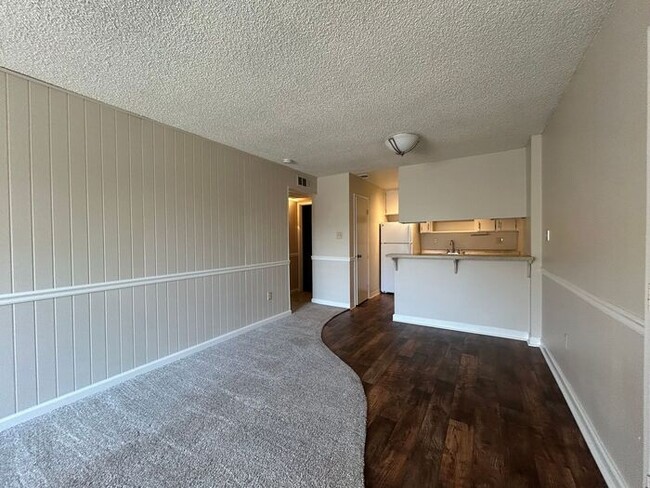 Building Photo - Upstairs Charming 1 bedroom with Large Pat...