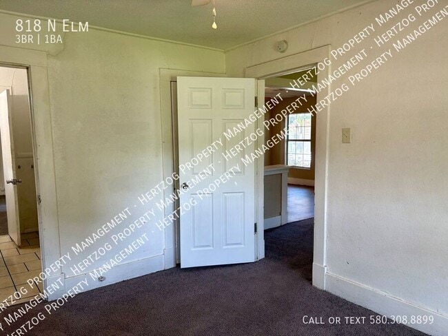 Building Photo - 818 N Elm-