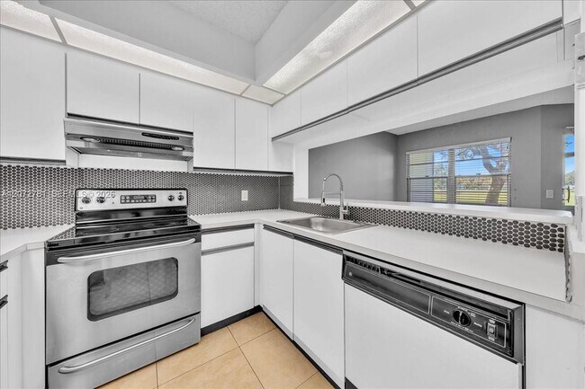 Building Photo - 1300 SW 125th Ave