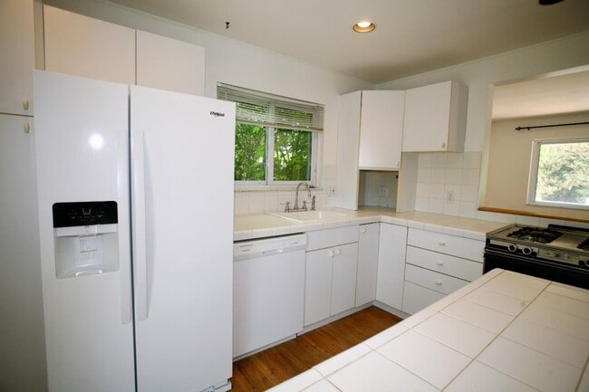 Building Photo - 5800 Paramus