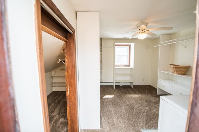Building Photo - 3 bed 1.5 bath Downtown Valparaiso Home