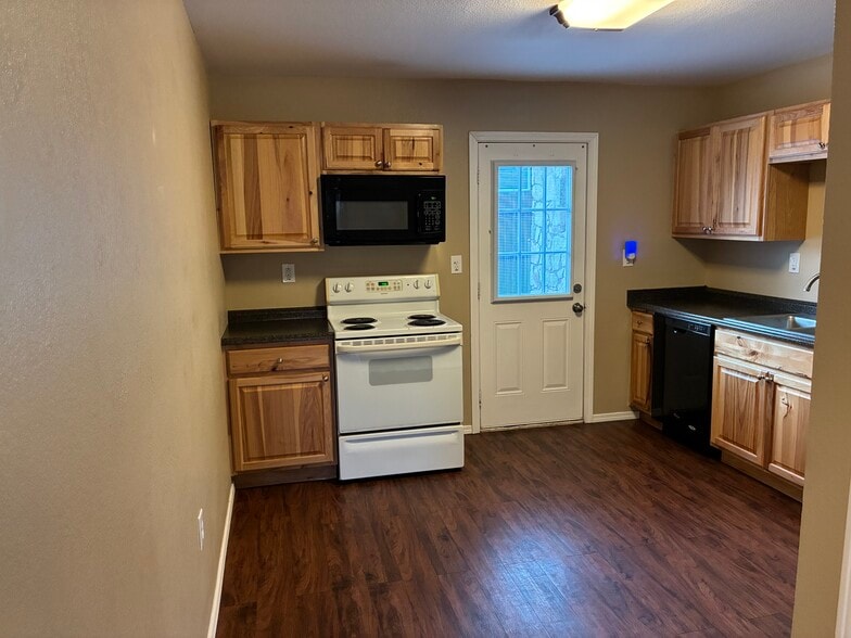 Kitchen - 1109 Cedar Dr