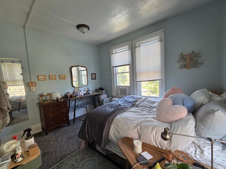 Building Photo - 165 W Broadway St