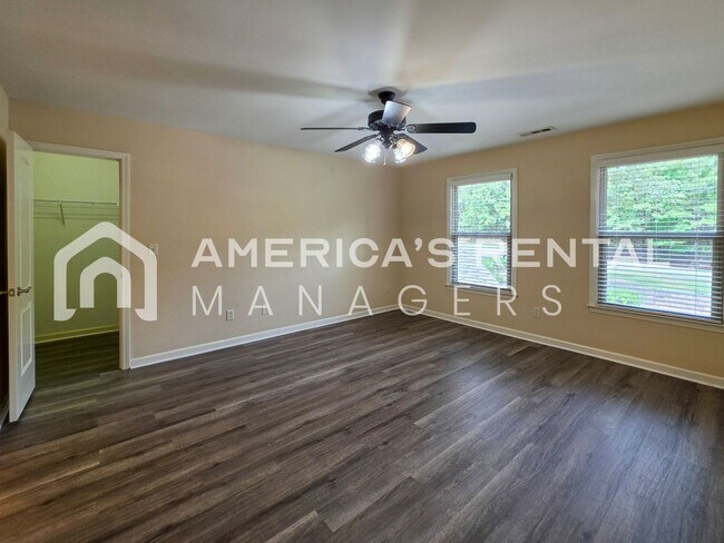 Building Photo - Private Estate Living on Over 3 Acres! Available to view NOW!