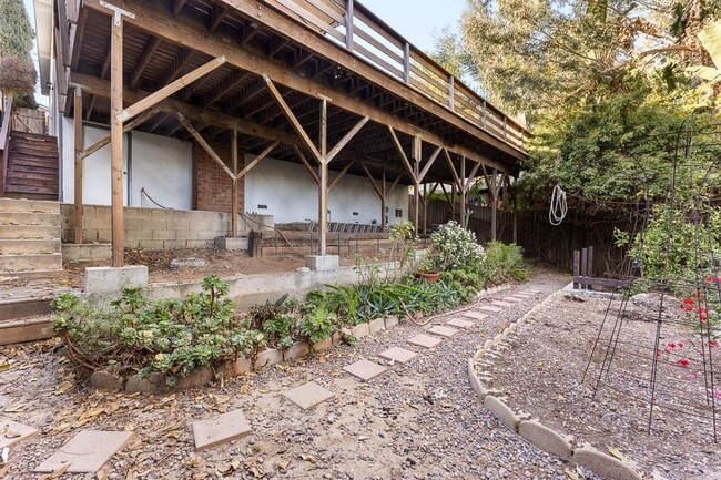 Building Photo - Beautiful 3-Bedroom, 2-Bathroom Home in a Peaceful Neighborhood