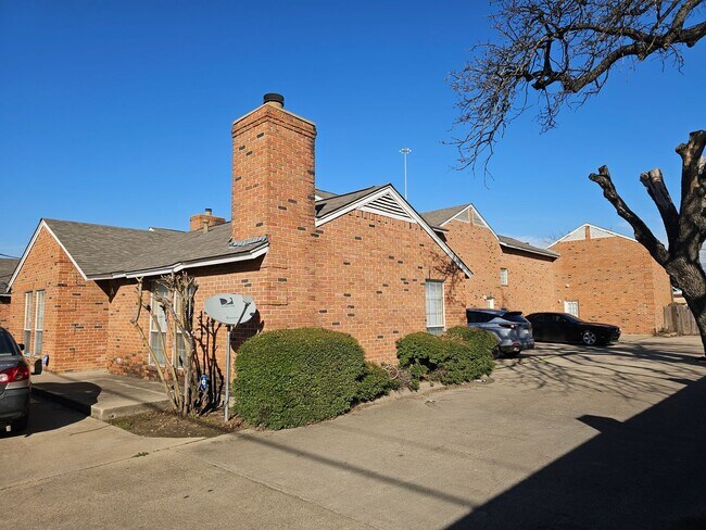 Building Photo - 1400 Darr St