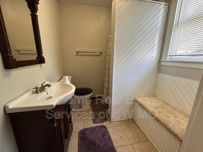 Building Photo - 818 W Monroe Terrace