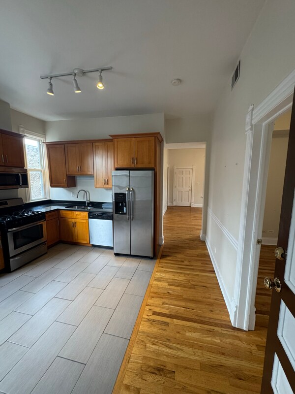 Building Photo - 1456 N Maplewood Ave
