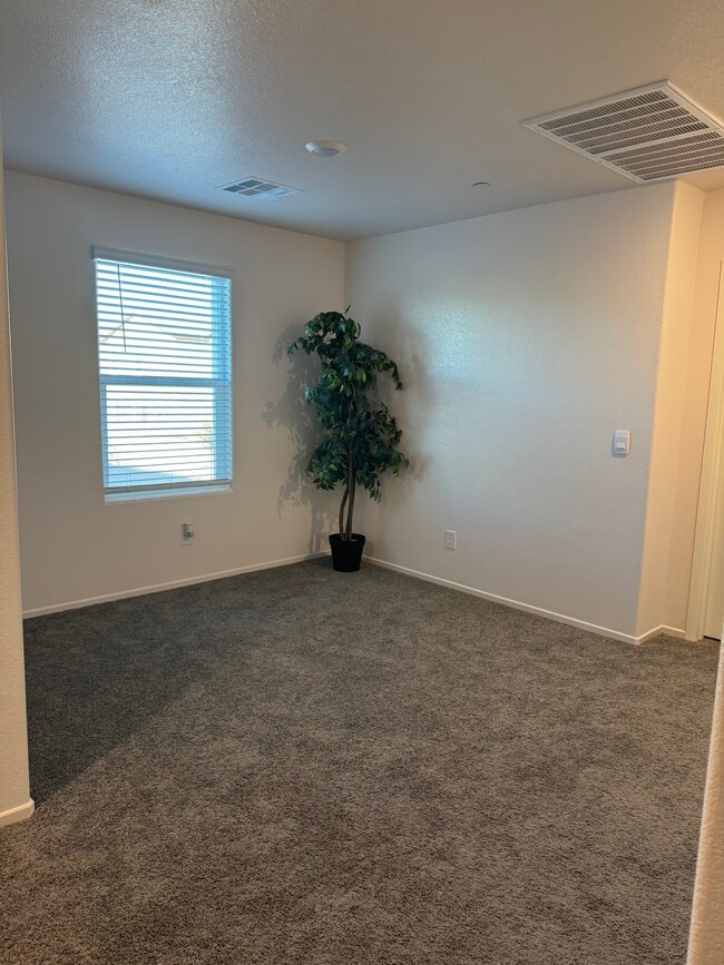 Building Photo - 6086 Lily Gdn St