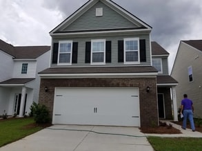 Building Photo - 9925 Honeylocust Ln