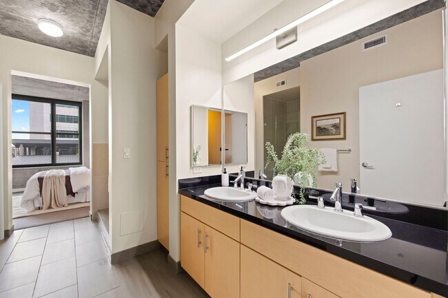 Building Photo - 2 Bed/2 Bath Luxury Condo at The Bond