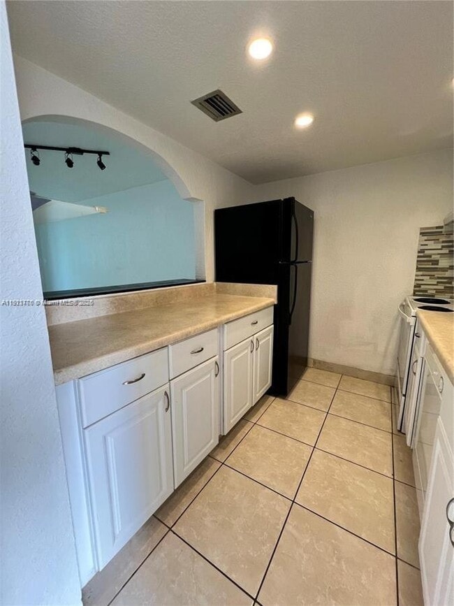 Building Photo - 7125 Bay Dr