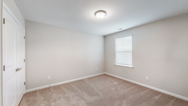Building Photo - 3 Bedroom 2.5 Bathroom Townhome - The Comm...