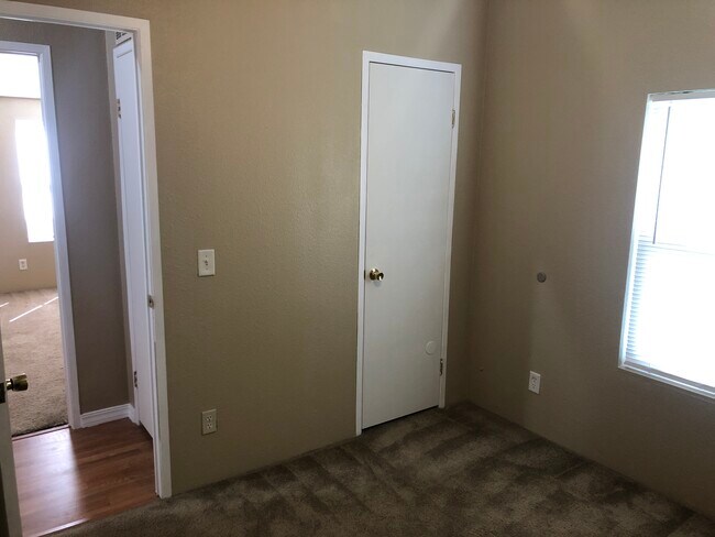 Building Photo - 167 W Rose St