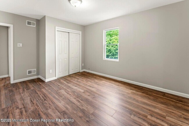 Building Photo - 292 Middle Rd