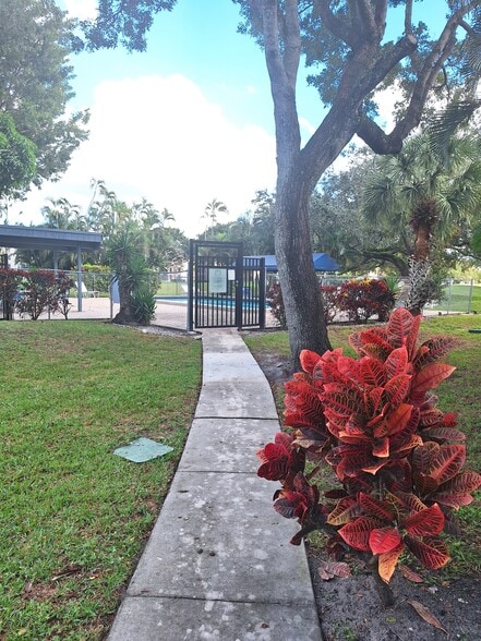 Building Photo - 9441 Live Oak Pl