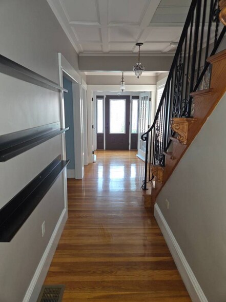 Building Photo - 26 1/2 Pearl St