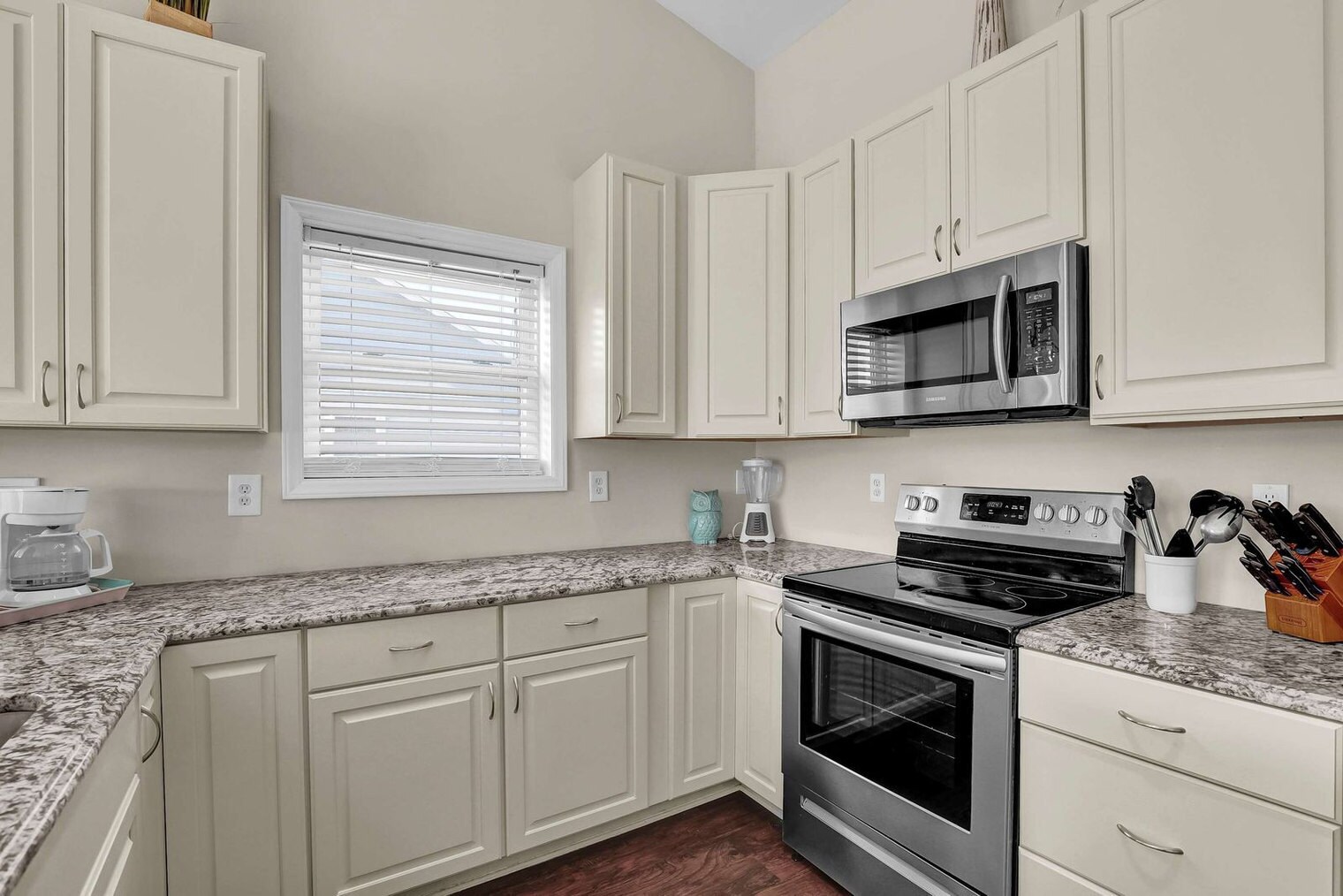 Building Photo - 828 N New River Dr