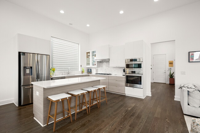 Building Photo - 6013 Florencia Ln