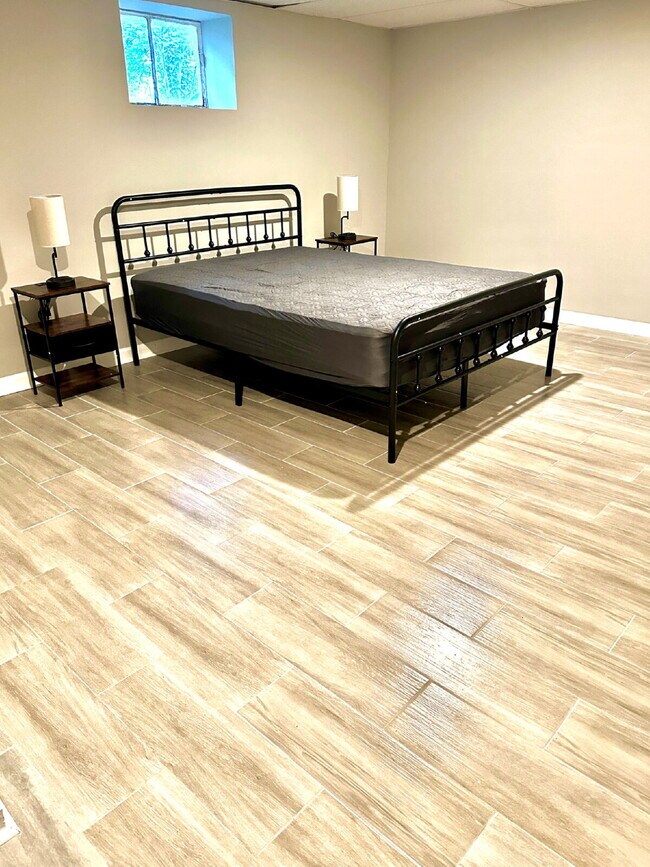 Building Photo - Move-In Ready Room Rental - PRIVATE BATH –...