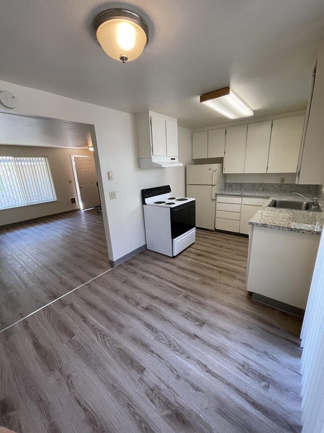 Building Photo - 130 NE Conifer Blvd