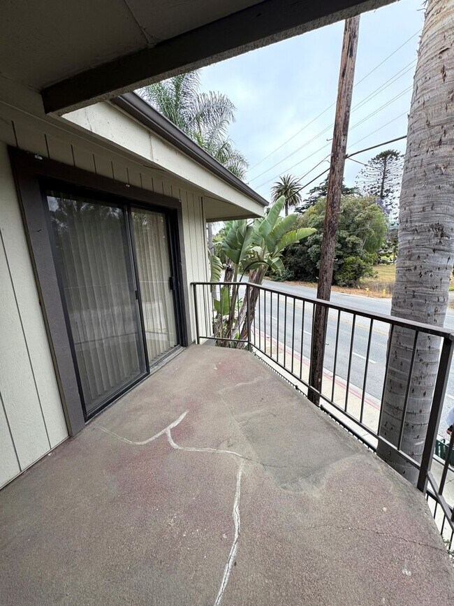 Building Photo - Upgraded West Ventura Apartment with Balcony