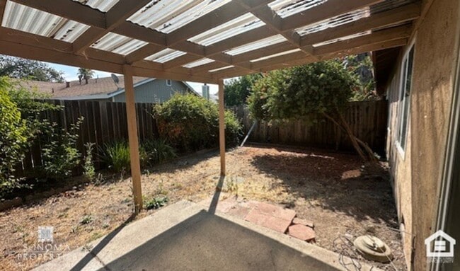 Building Photo - 2-bedroom, 2-bathroom Duplex in Sonoma!