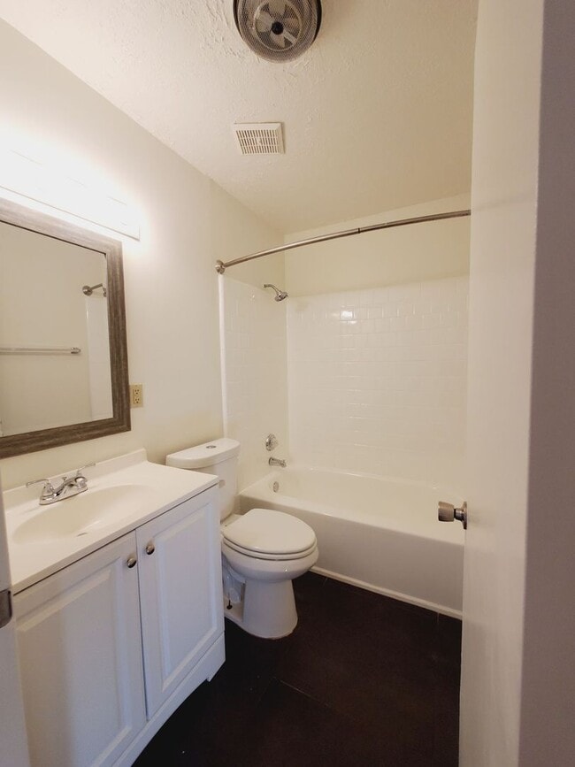 Building Photo - Charming Two Bedroom Manor Condo