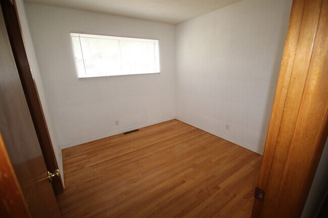 Building Photo - AVAILABLE SHORT TERM! Midtown 3 Bedroom Ho...