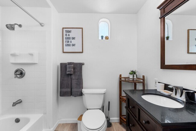 Building Photo - Charming 2 Bed 1 bath "fully furnished monthly rental" in La Jolla Village.