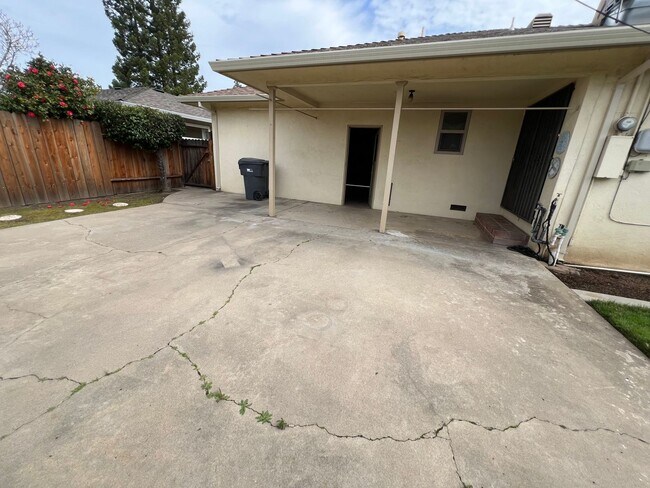 Building Photo - 723 S California St