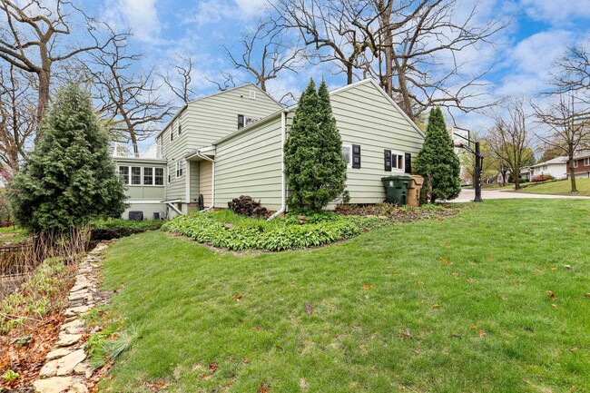 Building Photo - 811 Hiawatha Dr