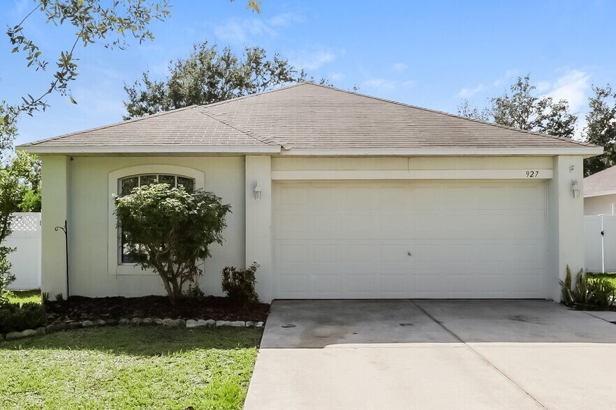 Primary Photo - 927 Brenton Leaf Dr