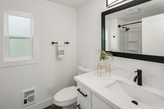 Building Photo - Beautiful Home in Seward Park!